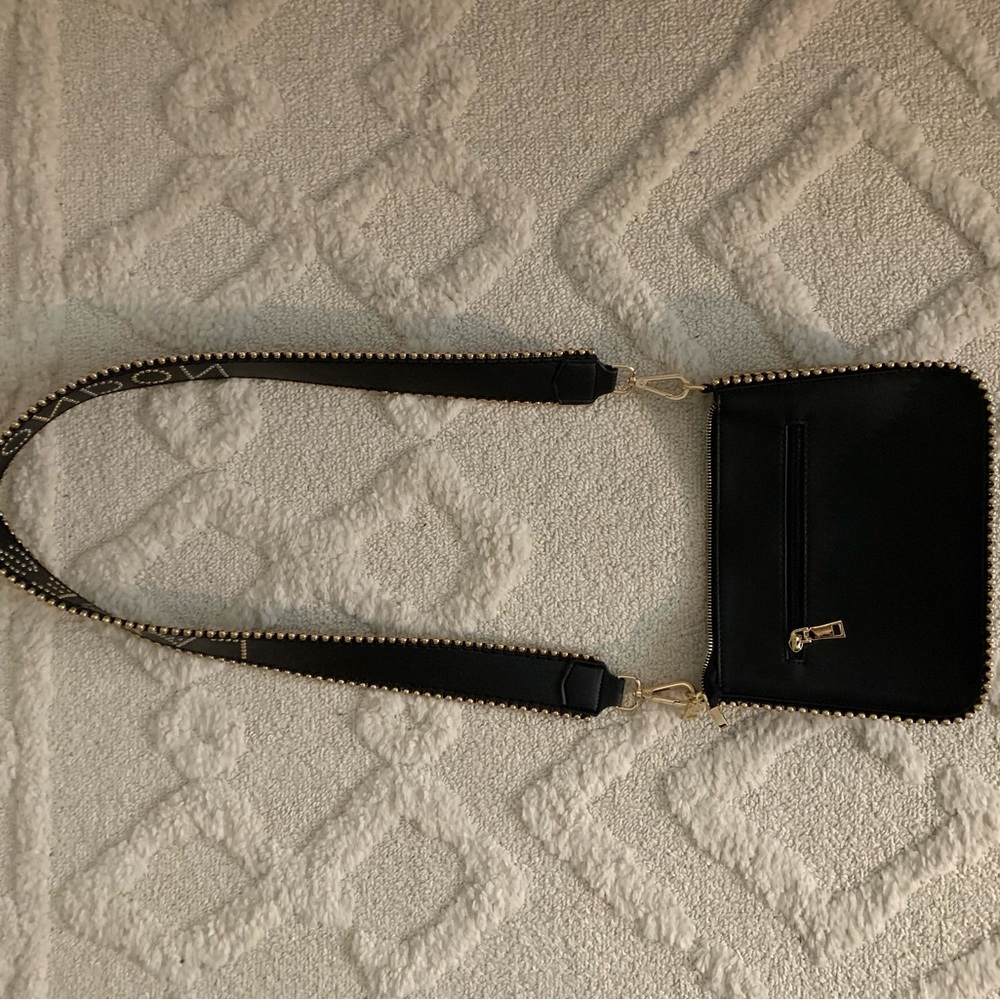 Elegant Black Shoulder Bag with Gold Detailing - Picture 3 of 4